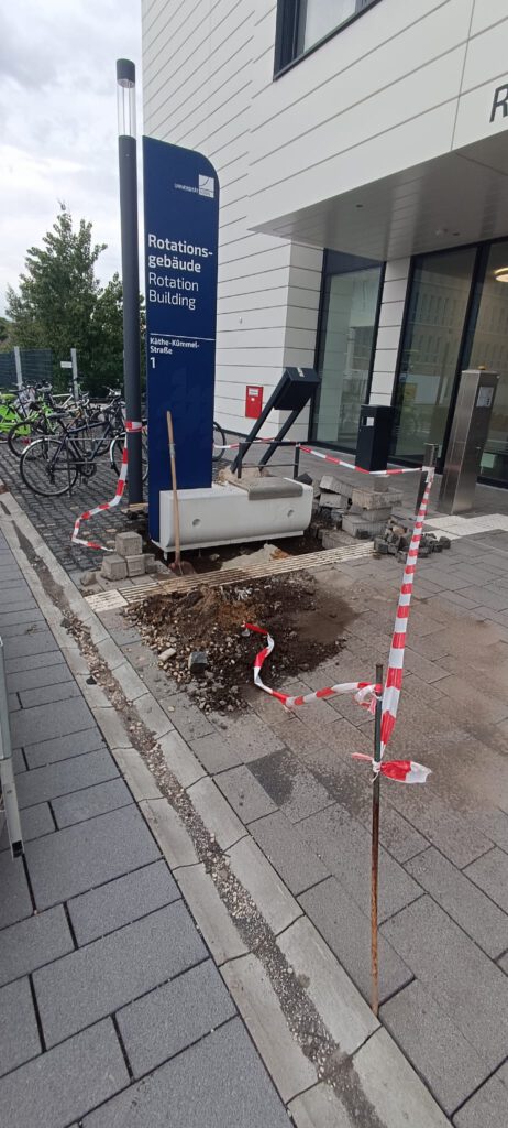 Fundamentierung eines Wegweisers an der Universität Bonn durch IBO GaLa Bau
